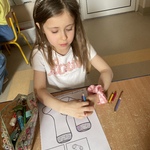 Dzień Kolorowej Skarpetki - dziewczynka projektuje skarpetki