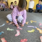 Dzień Kolorowej Skarpetki- dziewczynka podczas zabawy ze skarpetkami