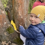 Dzień Kolorowej Skarpetki- dziecko z odszukaną skarpetką