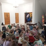 W Pacowej Chacie - dzieci podczas rozmowy o tradycjach świątecznych