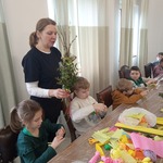 W Pacowej Chacie - dzieci podczas tworzenia palm
