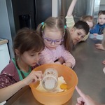 W Pacowej Chacie- dziewczynki przygotowują ciasto na babeczki