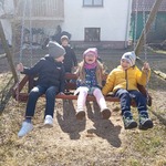 W Pacowej Chacie - dzieci na huśtawce