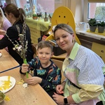 Warsztaty wielkanocne w grupie Słoneczka- dziecko z mamą wykonują palmę  wielkanocną 