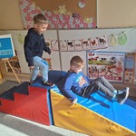 Niebieskie Igrzyska- dzieci pokonują tor przeszkód