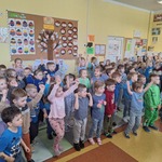 Niebieskie Igrzyska- dzieci tańczą przy hymnie igrzysk