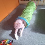 Niebieskie Igrzyska- dziecko przechodzi przez tunel