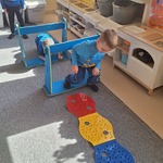 Niebieskie Igrzyska- dzieci pokonują tor przeszkód