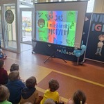 Niebieskie Igrzyska- dzieci oglądają film edukacyjny Jas i niebieskie motyle