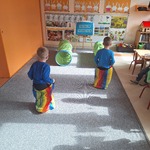 Niebieskie Igrzyska- dzieci skaczą w workach