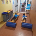 Niebieskie Igrzyska- dzieci pokonują tor przeszkód
