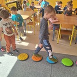 Niebieskie Igrzyska- dzieci pokonują tor przeszkód
