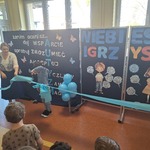 Niebieskie Igrzyska- dziecko przecina wstęgę jako symbol rozpoczęcia igrzysk