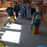 Niebieskie Igrzyska- dziecko skacze w worku