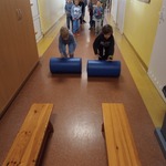 Niebieskie Igrzyska- dzieci pokonują tor przeszkód 