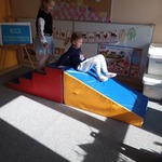 Niebieskie Igrzyska- dzieci pokonują tor przeszkód 
