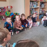 Warsztaty pszczelarskie - dzieci na dywanie (ekipa sprzątająca)