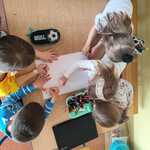 Misja kulturalna - język i kultura - dzieci tworzą laurkę dla Bofka