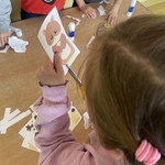 Misja kulturalna - język i kultura - dziewczynka wycina obrazek