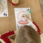 Misja kulturalna - język i kultura - dziewczynka przy stoliku