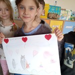 Misja kulturalna - język i kultura - dziewczynka z kartą pracy po zajęciach o urodzinach Bofka