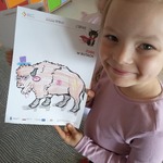 Misja kulturalna - język i kultura - dziewczynka z kolorowanką żubra
