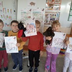 Misja kulturalna - język i kultura - dzieci z kolorowankami żubra
