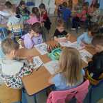 Dzień Ziemi - dzieci przygotowują strony do książki o Ziemi