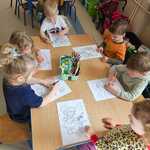 Dzień Ziemi - dzieci kolorują obrazki do książki