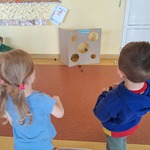 Dzień Ziemi - dzieci rzucają szyszkami do celu