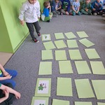 Dzień Ziemi - dziecko podczas zabawy w memory