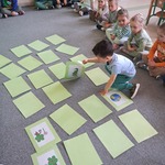 Dzień Ziemi - dziecko podczas zabawy w memory
