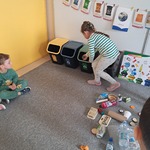 Dzień Ziemi - dziewczynka podczas misji segregacji śmieci