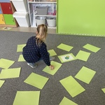Dzień Ziemi - dziewczynka podczas zabawy w memory