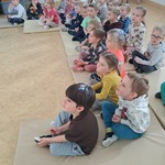 Warsztaty kosmiczne - dzieci podczas prezentacji