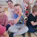 Warsztaty kosmiczne - dzieci z lunetą