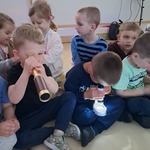 Warsztaty kosmiczne - dzieci z lunetą