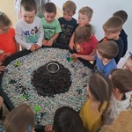 Warsztaty kosmiczne - dzieci przy 