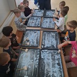 Warsztaty kosmiczne - dzieci wydobywają swoje meteoryty