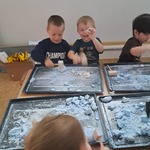 Warsztaty kosmiczne - dzieci wydobywają meteoryty