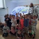 Warsztaty kosmiczne - dzieci z prowadzącym warsztaty