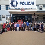 W Komisariacie Młodego Policjanta - Pszczółki przed komisariatem