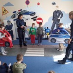 W Komisariacie Młodego Policjanta - dzieci utrwalają prawidłowe przechodzenie przez jezdnię