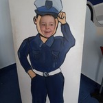 W Komisariacie Młodego Policjanta - chłopiec w fotobudce