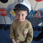 W Komisariacie Młodego Policjanta - chłopiec w czapce policjanta