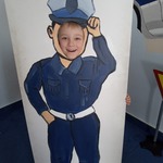 W Komisariacie Młodego Policjanta - chłopiec w fotobudce