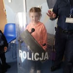 W Komisariacie Młodego Policjanta - dziewczynka z tarczą policjanta