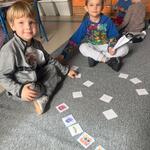 Dzień książki - chłopcy podczas zabawy memory