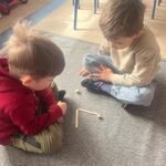Dzień książki- chłopcy podczas zabawy matematycznej