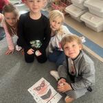 Dzień książki - dzieci układają puzzle z postaciami z bajek